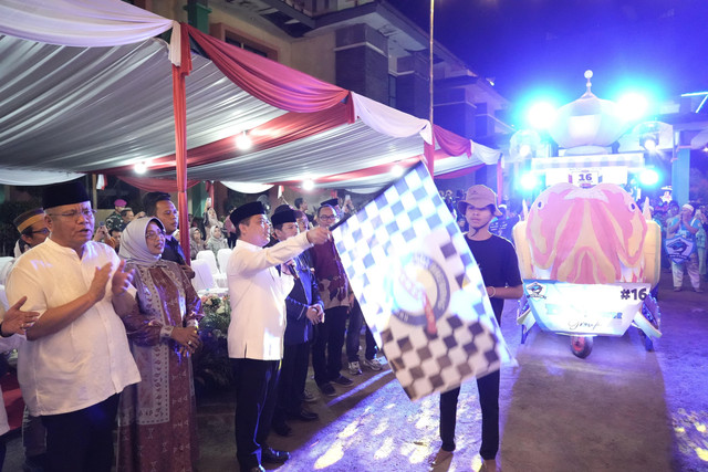 Gubernur Kalbar, Ria Norsan saat melepas peserta Festival Sahur-sahur di Mempawah. Foto: Dok. Adpim Pemprov Kalbar