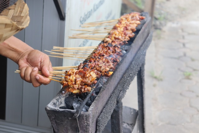 Sate maranggi terenak di Cianjur. Foto hanya ilustrasi, bukan tempat yang sebenarnya. Sumber: Unsplash/Mufid Majnun