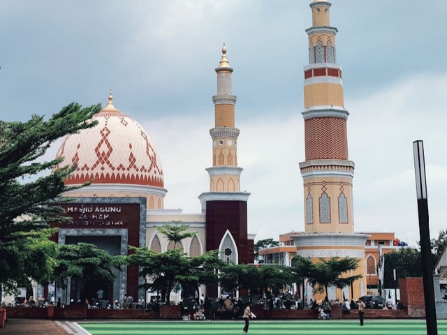 tempat ngabuburit di Majalengka. Foto adalah kawasan Alun Alun Majalengka. Sumber: Unsplash/MUHAMMAD NADIF