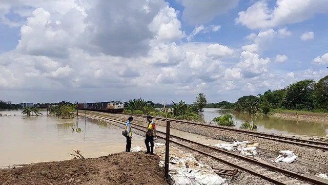 Kereta api Barang (2529) tujuan Surabaya saat melewati jalur rel kilometer 32 +6/7, antara Stasiun Gubug dan Stasiun Karangjati, lintas Semarang-Surabaya, di Kabupaten Grobogan. Minggu (09/03/2025) (Aset: Istimewa)