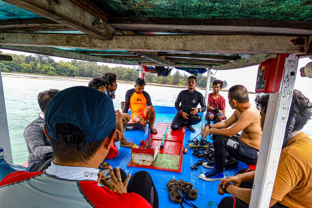 Bersiap Menyelam: Warga yang tergabung dalam jaringan Daerah Perlindungan Laut Berbasis Masyarakat (DPL-BM) Pulau Tidung bersama organisasi Wanadri berkoordinasi sebelum melakukan penyelaman di perairan Pulau Tidung, Jakarta. Foto: Muhammad Adimaja/ANTARA FOTO