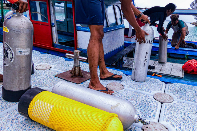 Mengecek Alat Selam: Warga yang tergabung dalam jaringan Daerah Perlindungan Laut Berbasis Masyarakat (DPL-BM) Pulau Tidung menyiapkan perlengkapan selam di Pulau Tidung Kecil, Jakarta. Foto: Muhammad Adimaja/ANTARA FOTO