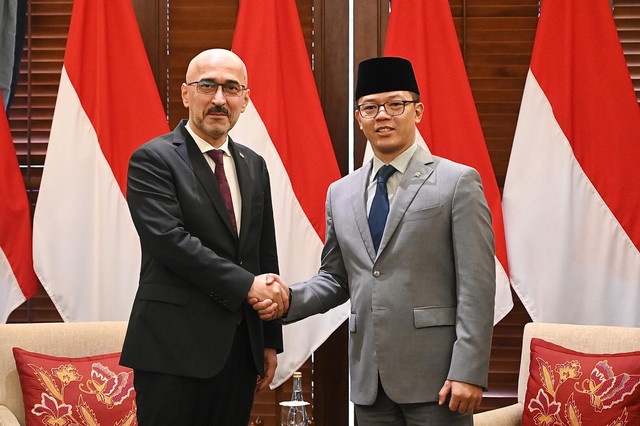 Ardasher Qodiri (Kiri) dan Sugiono (Kanan) bertemu sebagai kerja sama Indonesia-Tajikstan (Foto: Kementrian Luar Negeri)