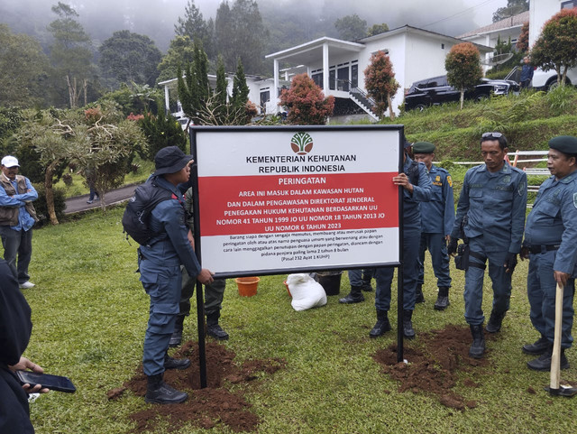 Kementerian Kehutanan bersama Kementerian ATR/BPN menertibkan sejumlah vila di kawasan Puncak, Kabupaten Bogor, Minggu (9/3/2025). Foto: kumparan