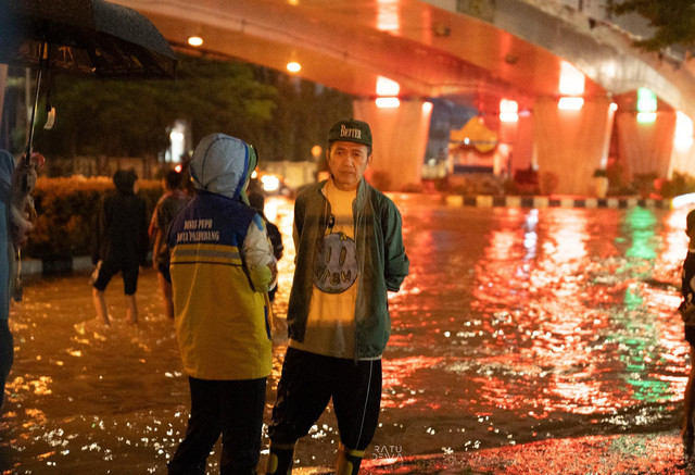 Wali Kota Palembang, Ratu Dewa, saat meninjau lokasi rawan banjir. (ist)