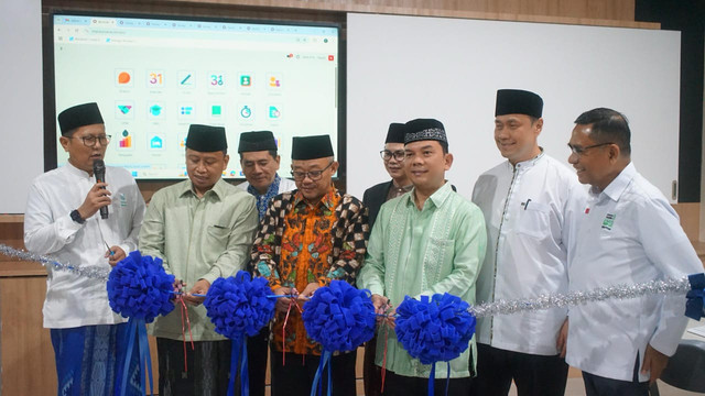 Foto: Menteri Pendidikan Dasar dan Menengah, Prof. Dr. Abdul Mu’ti saat menghadiri peluncuran Smart City di sebuah pesantren