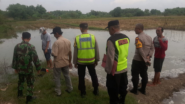 Petugas, saat lakukan olah TKP di lokasi meninggalnya dua orang anak yang tenggelam di aliran anak Sungai Merkuris di Desa Kabalan, Kecamatan Kanor, Kabupaten Bojonegoro. Minggu siang (09/03/2025) (Aset: Istimewa)