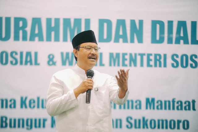 Menteri Sosial Saifullah Yusuf (Gus Ipul) melakukan Safari Ramadan di Masjid Agung Al Jali, Desa Bungur, Kecamatan Sukomoro, Kabupaten Nganjuk, Jawa Timur, Minggu (9/3/2025). Foto: Kemensos RI