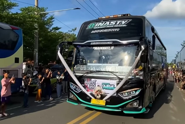 Konvoi bus saat melakukan kegiatan ngabuburit on the road di Masjid Islamic Center Indramayu, Minggu (9/3/2025). Foto: kumparan