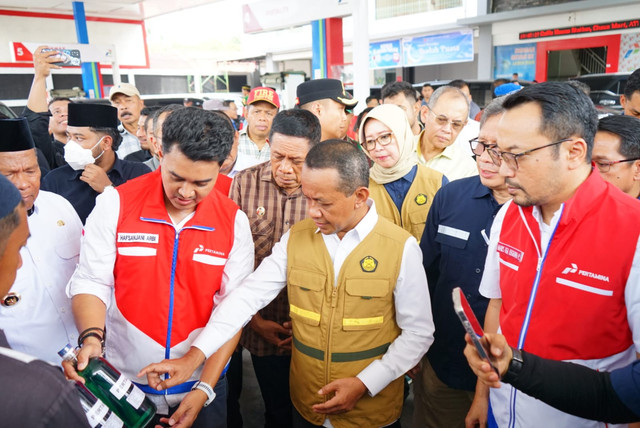 Menteri Energi dan Sumber Daya Mineral (ESDM) Bahlil Lahadalia saat mengecek stok BBM di Baubau, Sulawesi Tenggara menjelang puncak arus mudik dan perayaan Idul Fitri 1446 H/2025. Foto: dok, Pertamina Patra Niaga