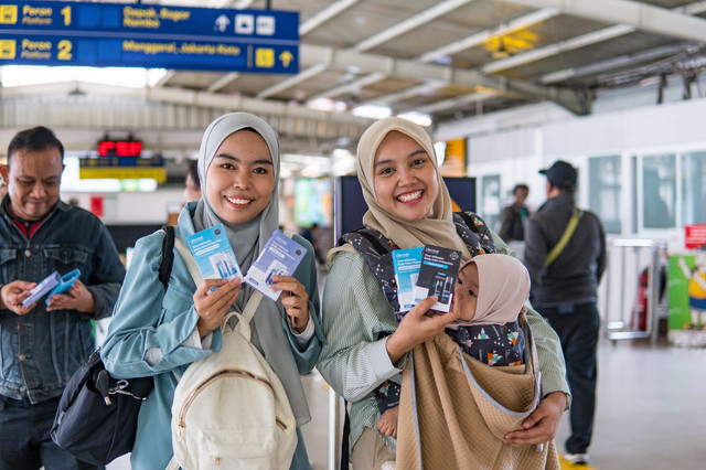 Deorex menggelorakan Hari Bebas Bau Badan pada Sabtu (8/3), dengan membagikan 100 ribuan produk gratis kepada para penumpang KRL, KA Bandara, MRT, dan Transjakarta. Foto: Dok. Deorex