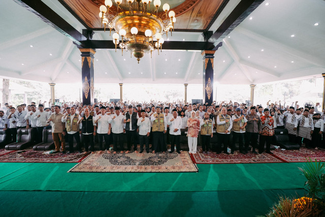 Menteri Sosial Saifullah Yusuf (Gus Ipul) bersama Wakil Menteri Sosial Agus Jabo Priyono menghadiri Dialog Pilar-Pilar Sosial di Pendopo Bupati Jombang. Foto: Dok. Istimewa