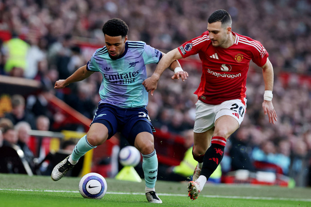 Pemain Manchester United  Diogo Dalot berebut bola dengan pemain Arsenal Ethan Nwaneri pada pertandingan Liga Inggris di Old Trafford, Manchester, Inggris, Minggu (9/3/2026). Foto: Phil Noble/REUTERS