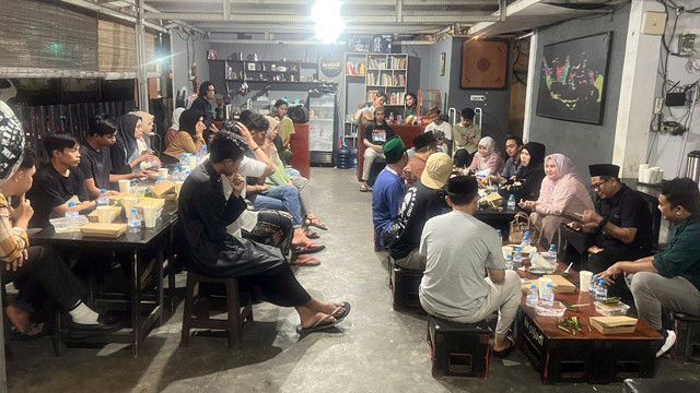 Rapat perdana pengurus IKA PMII Cabang Manado sekaligus membahas persiapan pelaksanaan Dialog Kebangsaan bertemakan Kajian Politik Anggaran. (foto: istimewa)