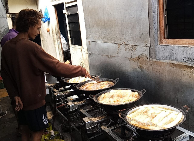 Produksi lumpia di kampung lumpia Surabaya. Foto: Masruroh/Basra