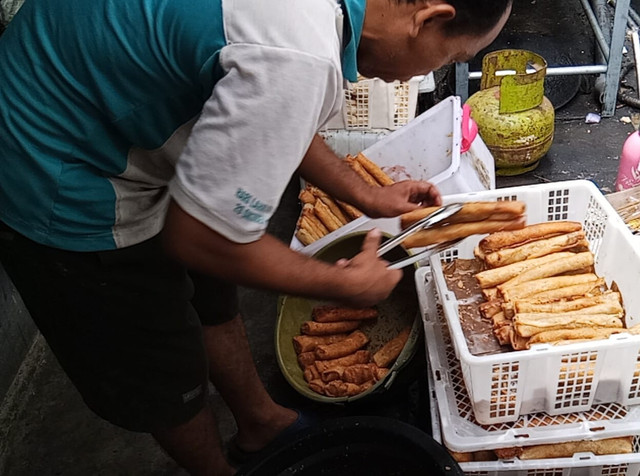 Produksi lumpia di kampung lumpia Surabaya yang meningkat dua kali lipat saat Ramadan. Foto: Masruroh/Basra