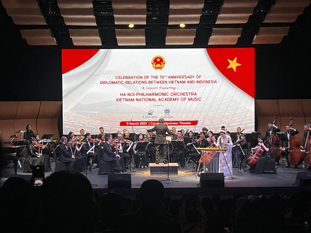 Hanoi Philharmonic Orchestra dari Vietnam National Academy of Music dalam perayaan 70 tahun hubungan diplomasi Indonesia-Vietnam. Foto: Tiara Hasna/kumparan