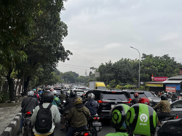 Kemacetan Kemanggisan hingga Slipi, Jakarta Barat, Senin (10/3/2025). Foto: Rayyan Farhansyah/kumparan