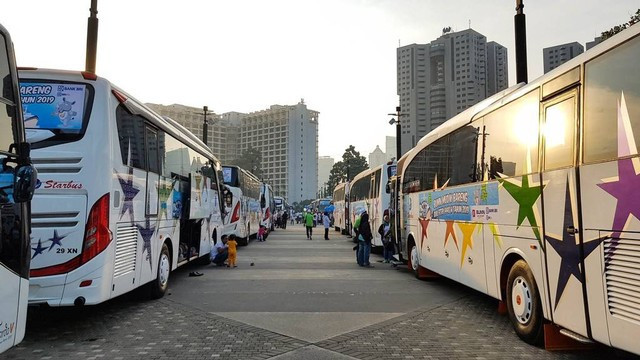 Bus yang digunakan untuk membawa peserta mudik gratis bersama BRI 2025. Foto: Muhammad Rezky Agustyananto/kumparan