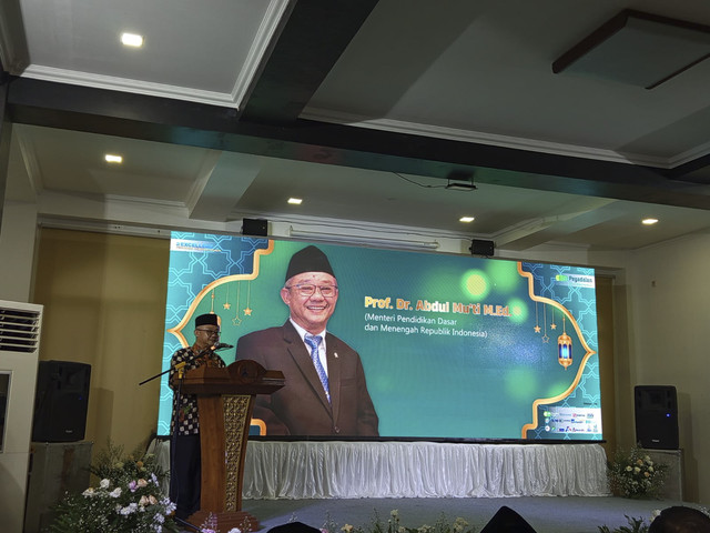 Menteri Pendidikan Dasar dan Menengah Abdul Mu'ti saat memberikan tausyiyah di depan para undangan dan santri Pesantren Cendekia Amanah, Kalimulya, Depok. Foto: Dok. Istimewa