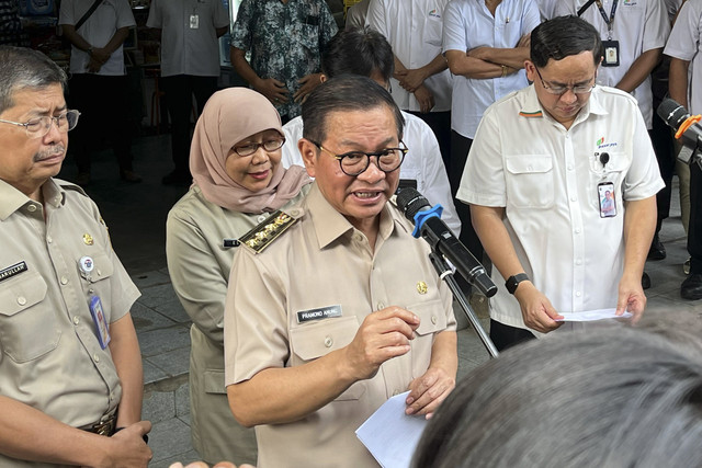 Gubernur DKI Jakarta Pramono Anung usai meninjau Pasar Induk Kramat Jati, Jakarta Timur, Senin (10/3/2025). Foto: Alya Zahra/kumparan 