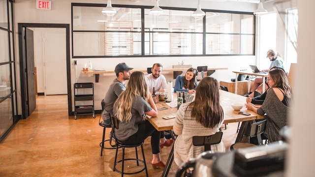 Town Hall Meeting. Foto Hanya Ilustrasi, Bukan Sebenarnya. Sumber Foto: Unsplash.com/Redd Francisco