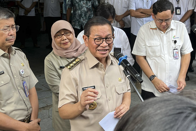 Gubernur DKI Jakarta Pramono Anung usai meninjau Pasar Induk Kramat Jati, Jakarta Timur, Senin (10/3/2025). Foto: Alya Zahra/kumparan 