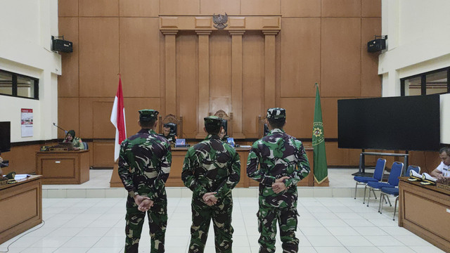 Tiga anggota TNI AL terdakwa kasus penembakan bos rental menjalani sidang tuntutan di Pengadilan Militer II-08 Jakarta, Senin (10/3/2025). Foto: Jonathan Devin/kumparan