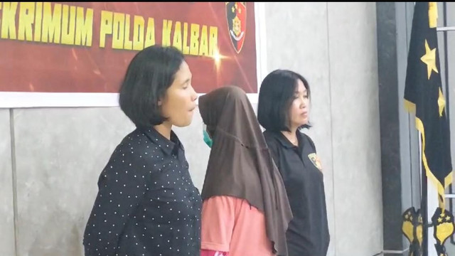 Ibu tiri pembunuh Nizam saat berada di Polda Kalbar. Foto: Dok. Istimewa