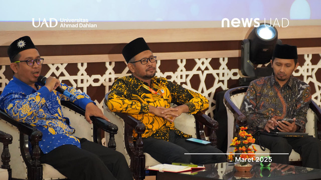 Para Pemateri Pengajian PWM DIY Dr. Bachtiar Dwi Kurniawan, S.Fil.I., MPA. dan Dr. Iwan Setiawan, M.S.I. serta Dr. Hardi Santosa, M.Pd. selaku moderator (Dok. BHP UAD)