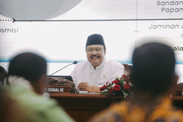 Mensos Saifullah Yusuf menghadiri Rapat Koordinasi Penguatan Ekonomi Desa Jawa Timur 2025 di Gedung Negara Grahadi, Surabaya, Minggu (10/3/2025) malam. Foto: Dok. Kemensos