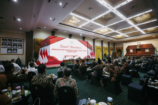 Mensos Saifullah Yusuf menghadiri Rapat Koordinasi Penguatan Ekonomi Desa Jawa Timur 2025 di Gedung Negara Grahadi, Surabaya, Minggu (10/3/2025) malam. Foto: Dok. Kemensos