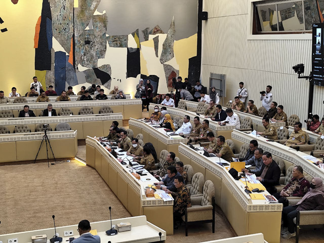 Suasana rapat Komisi II DPR RI bersama KPU, Bawaslu, dan Kemendagri membahas Pemungutan Suara Ulang (PSU) Pilkada pasca putusan MK di Kompleks Parlemen Senayan, Jakarta, Senin (10/3/2025). Foto: Luthfi Humam/kumparan