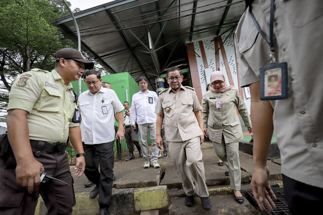 Gubernur DKI Jakarta Pramono Anung meninjau Pasar Induk Kramat Jati, Jakarta, Senin (10/3/2025). Foto: Jamal Ramadhan/kumparan