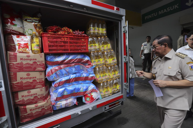 Gubernur DKI Jakarta Pramono Anung meninjau Pasar Induk Kramat Jati, Jakarta, Senin (10/3/2025). Foto: Jamal Ramadhan/kumparan