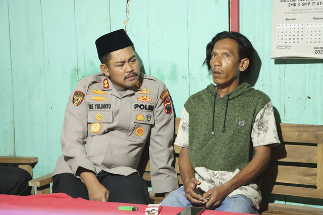 Kapolres Grobogan AKBP Ike Yulianto mengunjungi rumah Kusyanto (38), warga Desa Dimoro, Kecamatan Toroh, Kabupaten Grobogan, Jawa Tengah pada Minggu (9/3/2025) malam. Foto: Dok. Polres Grobogan