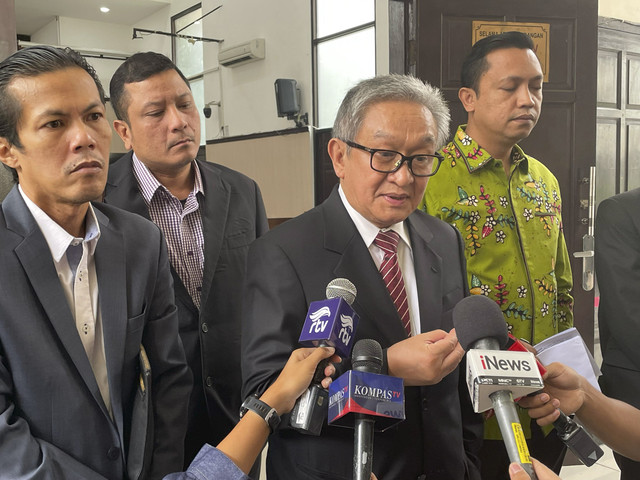 Tim kuasa hukum Sekjen PDIP Hasto Kristiyanto jelang sidang praperadilan melawan KPK terkait kasus dugaan suap, di Pengadilan Negeri Jakarta Selatan, Senin (10/3/2025).. Foto: Fadhil Pramudya/kumparan