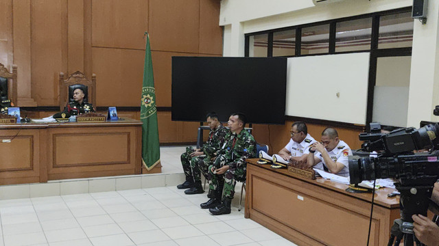 Tiga terdakwa oknum penembakan bos rental diminta beristirahat sejenak di tengah sidang pembacaan tuntutan di Pengadilan Militer II-08 Jakarta, Senin (10/3/2025). Foto: Jonathan Devin/kumparan