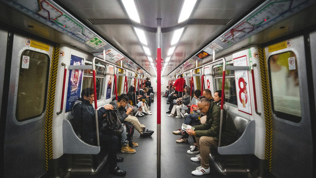 Jam operasional LRT Palembang 2025. Foto hanya ilustrasi, bukan tempat sebenarnya. Sumber: Unsplash/JC Gellidon