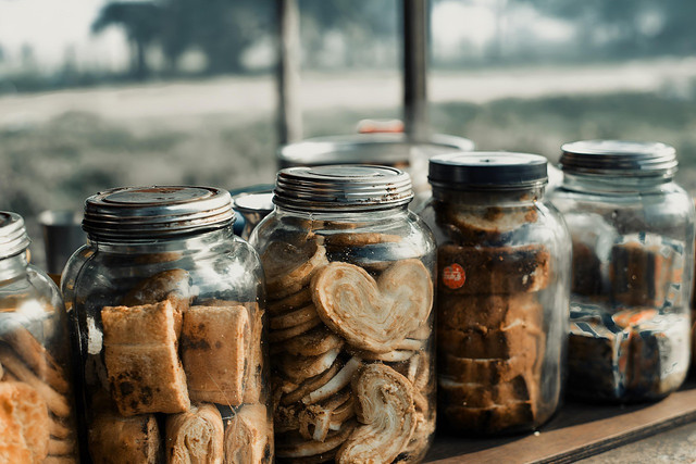 Toko toples kue kering di Bandung. Foto adalah toples kue kering. Sumber: Pixabay/anilitf