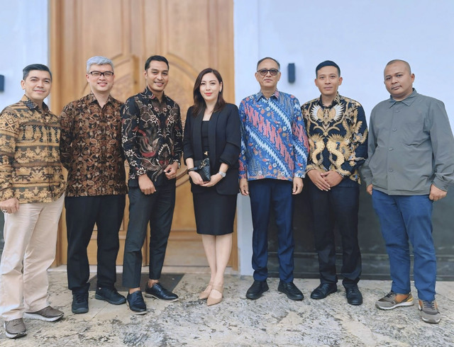 CEO Indonesia Airlines Iskandar Ismail (ketiga dari kiri) bersama tim Indonesia Airlines dan Calypte Holding Pte. Ltd. Foto: Dok. LinkedIn Indonesia Airlines