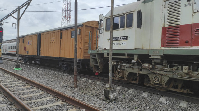 Sebuah truk menemper Kereta Api (KA) Kertanegara 167 relasi Stasiun Malang-Purwokerto di KM 175+4 Kecamatan Ngadiluwih, Kabupaten Kediri, Senin (10/3/2025). Foto: Dok. Daop 7 Madiun