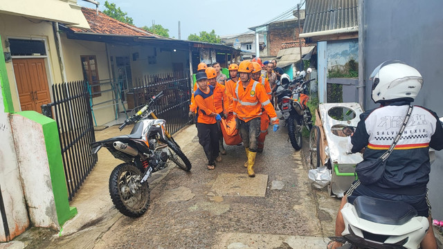 Evakuasi ibu dan anak korban banjir di Palabuhanratu, Kabupaten Sukabumi. Foto: Basarnas