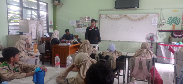 Foto diambil saat salah seorang mahasiswa PMM Kelompok 100 sosialisasi tentang AI ke Adik-adik Siswa Kelas 5 SD 9 Muhammadiyah Malang.