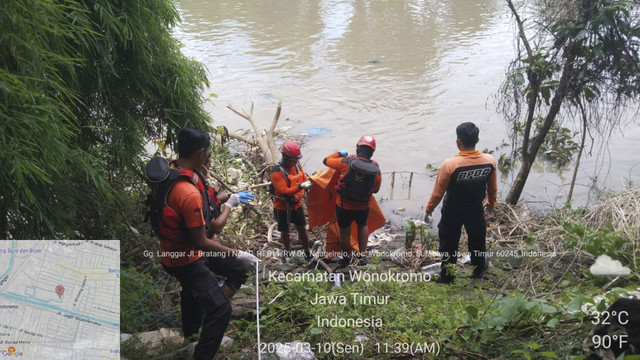 Mayat wanita tanpa identitas ditemukan mengapung di Sungai Jagir, tepatnya di Jalan Jagir Wonokromo, Kecamatan Wonokromo, Surabaya, Senin (10/3/2025). Foto: Dok. BPBD Surabaya