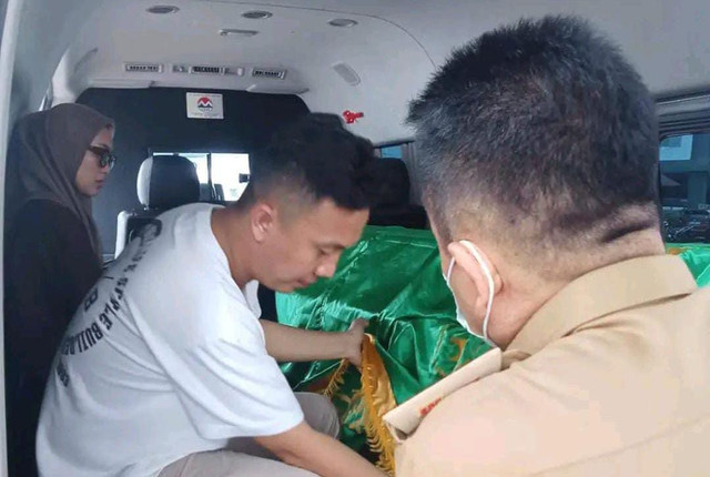 Jenazah Bupati Way Kanan Ali Rahman saat menuju ke kampung halaman di Way Kanan. | Foto: Ist