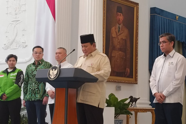 Presiden Prabowo Subianto mengumumkan THR untuk pengemudi ojek online di Istana Merdeka, Jakarta Pusat, Senin (10/3/2025). Foto: Zamachsyari/kumparan