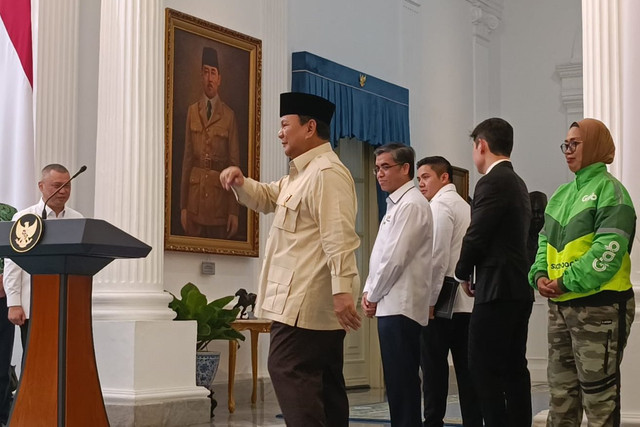 Presiden Prabowo Subianto mengumumkan THR untuk pengemudi ojek online di Istana Merdeka, Jakarta Pusat, Senin (10/3/2025). Foto: Zamachsyari/kumparan