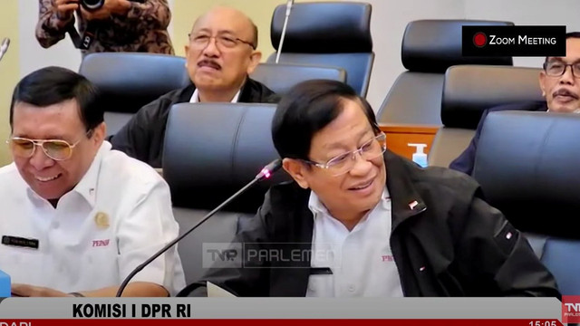 Ketua Umum PEPABRI Agum Gumelar menghadiri rapat denga pendapat (RDP) dengan Komisi I DPR di Kompleks Parlemen, Senayan, Jakarta, Senin (10/3/2025). Foto: Youtube/ TV Parlemen