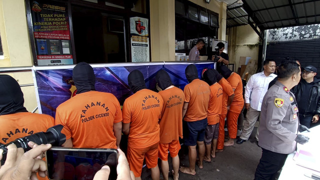 8 pelaku penggelapan mobil rental di Bandung saat dihadirkan di Polsek Cicendo, pada Senin (10/3/2025). Foto: Robby Bouceu/kumparan